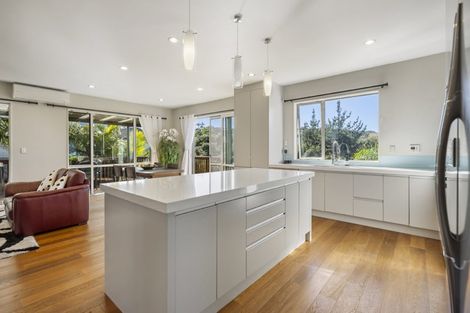 Photo of property in 5 Bintulu Place, Fairview Heights, Auckland, 0632