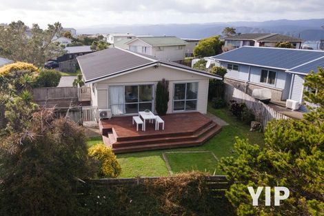 Photo of property in 14 Cheyne Walk, Newlands, Wellington, 6037