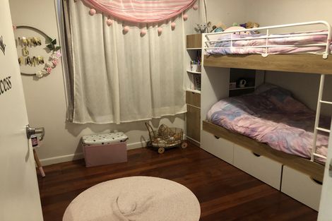 Photo of property in 4/2 Godley Road, Green Bay, Auckland, 0604