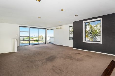 Photo of property in 100 Lake Road, Northcote, Auckland, 0627