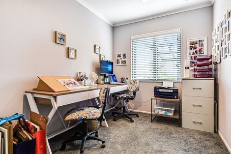 Photo of property in 4 Harrogate Place, Grandview Heights, Hamilton, 3200