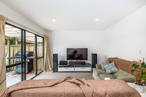Photo of property in 3/42 Fields Parade, Oteha, Auckland, 0632