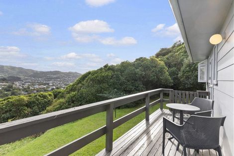 Photo of property in 12 Evesham Place, Newlands, Wellington, 6037