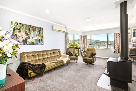 Photo of property in 32 Chapman Street, Newlands, Wellington, 6037
