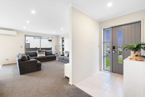 Photo of property in 28 Resolution Drive, Gulf Harbour, Whangaparaoa, 0930