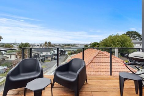 Photo of property in 32 Seacliffe Road, Hillsborough, Auckland, 1042