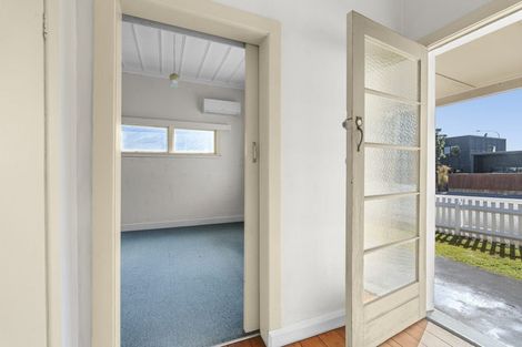 Photo of property in 58 Morley Street, New Plymouth, 4310