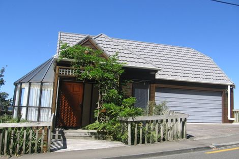 Photo of property in 32 Garden Road, Northland, Wellington, 6012