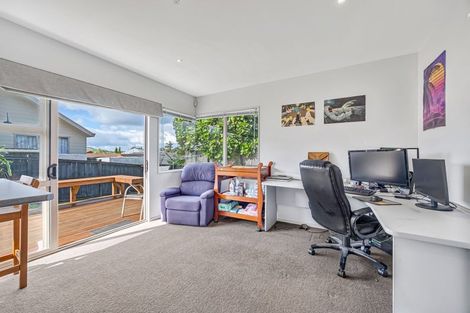 Photo of property in 3 Bridgehead Cove, West Harbour, Auckland, 0618