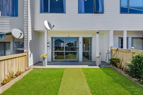 Photo of property in 4/3 Hulme Place, Henderson, Auckland, 0612