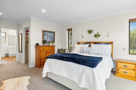 Photo of property in 92 Willowview Drive, Redwood, Christchurch, 8051