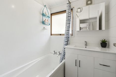 Photo of property in 27 Rotoiti Avenue, Pakuranga Heights, Auckland, 2010