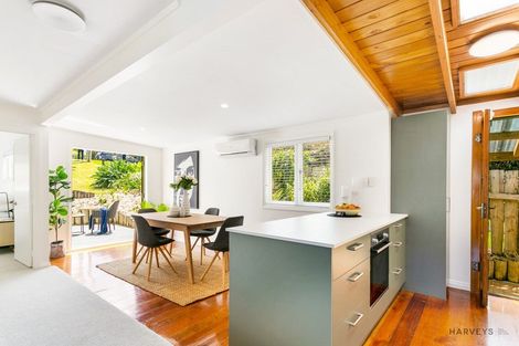 Photo of property in 16 Harrybrook Road, Green Bay, Auckland, 0604