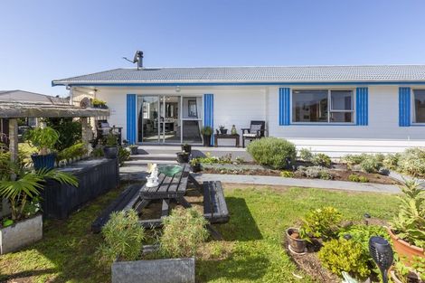 Photo of property in 4 Simcox Street, Otaki Beach, Otaki, 5512