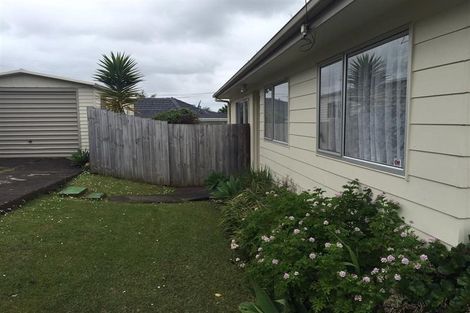 Photo of property in 28 Waimumu Road, Massey, Auckland, 0614
