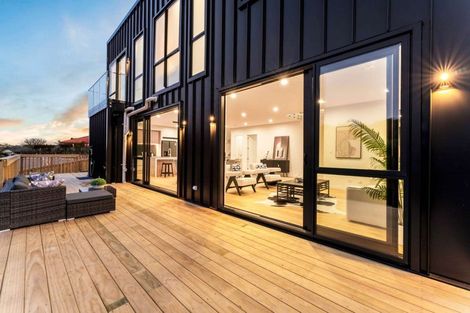 Photo of property in 16 Mcmenamin Place, Fairview Heights, Auckland, 0632