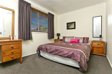 Photo of property in 2/4 Frater Avenue, Milford, Auckland, 0620