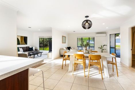 Photo of property in 40 Rising Parade, Fairview Heights, Auckland, 0632