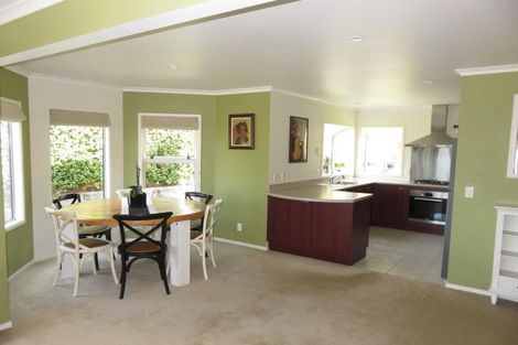 Photo of property in 49 Dress Circle, Newlands, Wellington, 6037