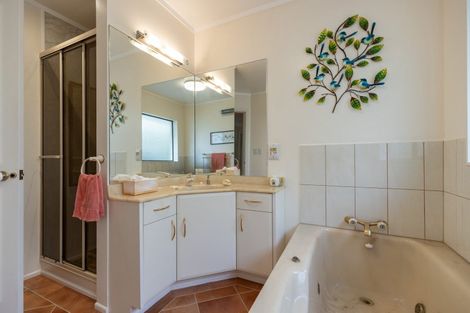 Photo of property in 2 Lavinia Grove, Waikanae Beach, Waikanae, 5036