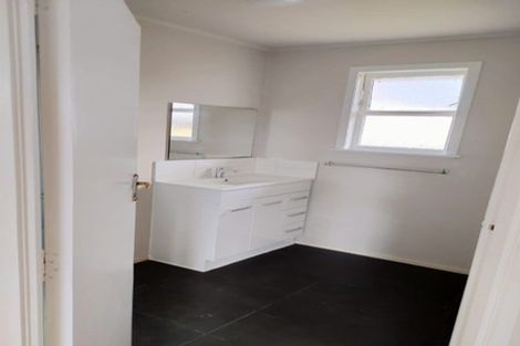 Photo of property in 2/222 Edmonton Road, Te Atatu South, Auckland, 0610