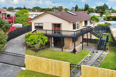 Photo of property in 5 Stockton Place, Glendene, Auckland, 0602