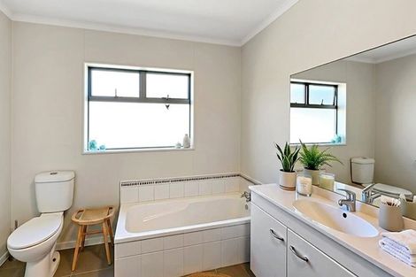 Photo of property in 4 Francis Skinner Place, Orewa, 0931