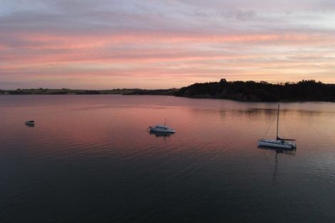 Photo of property in 254 Wade River Road, Wade Heads, Whangaparaoa, 0932