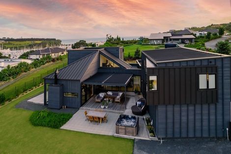 Photo of property in 11 Laguna Place, Matakatia, Whangaparaoa, 0930