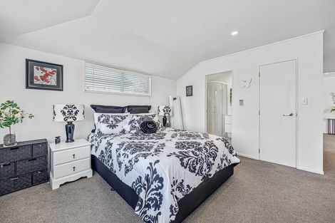 Photo of property in 2 Harbour Lights Close, West Harbour, Auckland, 0618