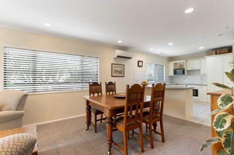 Photo of property in 2/52 Uxbridge Road, Mellons Bay, Auckland, 2014