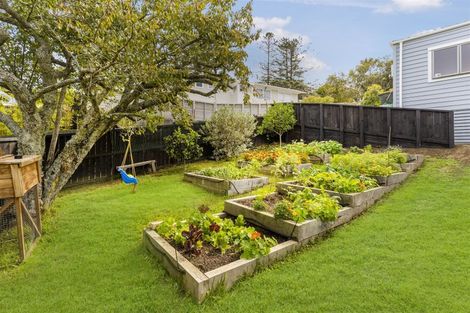 Photo of property in 31 Cockle Bay Road, Cockle Bay, Auckland, 2014