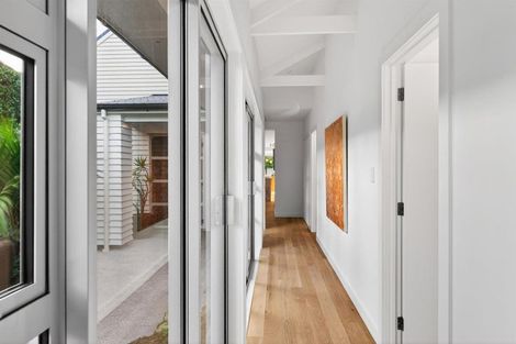Photo of property in 5 Holiday Road, Milford, Auckland, 0620