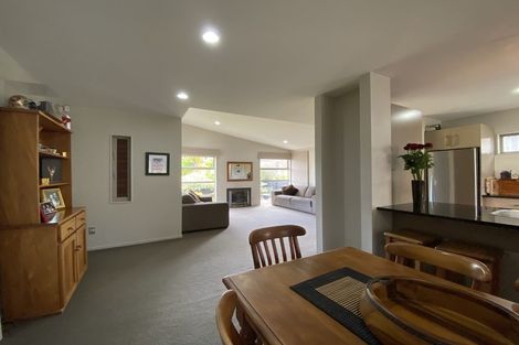 Photo of property in 17 Glen Bay Close, Pinehill, Auckland, 0632
