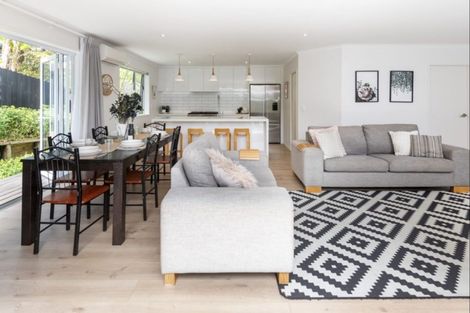 Photo of property in 70 Beach Road, Mellons Bay, Auckland, 2014