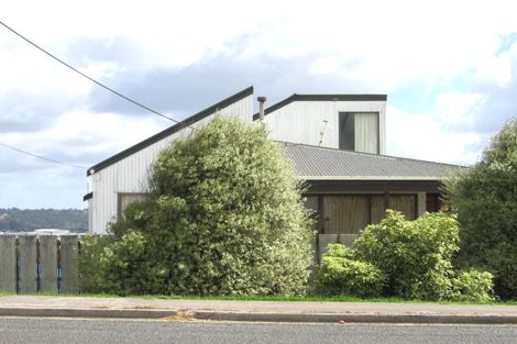 Photo of property in 1/46 Sunset Road, Unsworth Heights, Auckland, 0632