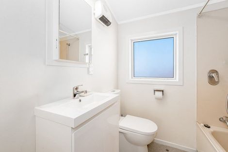 Photo of property in 3/133 Queens Drive, Lyall Bay, Wellington, 6022