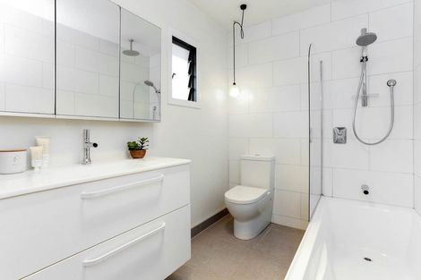 Photo of property in 28 Harbour View Road, Te Atatu Peninsula, Auckland, 0610