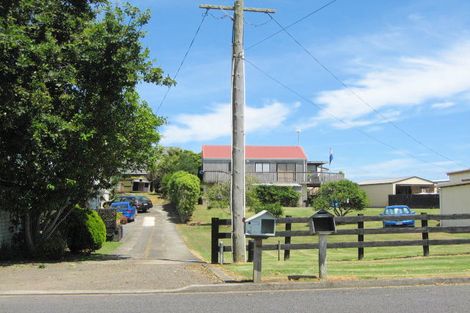 Photo of property in 4 Clarks Beach Road, Clarks Beach, 2122