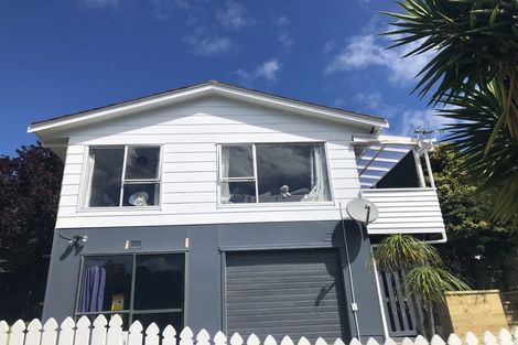 Photo of property in 1/100 Lynn Road, Bayview, Auckland, 0629