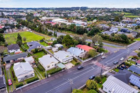 Photo of property in 25 Paynters Avenue, Strandon, New Plymouth, 4312