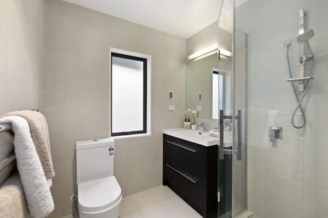 Photo of property in 2/41 Fairmount Road, Titirangi, Auckland, 0604