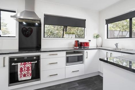 Photo of property in 2/35 Wattle Street, New Lynn, Auckland, 0600