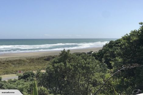 Photo of property in 30 Garden Road, Piha, New Lynn, 0772