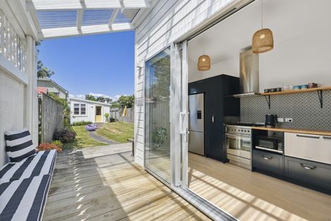 Photo of property in 201 Onepu Road, Lyall Bay, Wellington, 6022