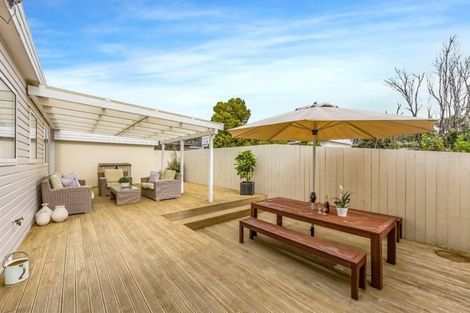 Photo of property in 2/42 Beach Road, Castor Bay, Auckland, 0620