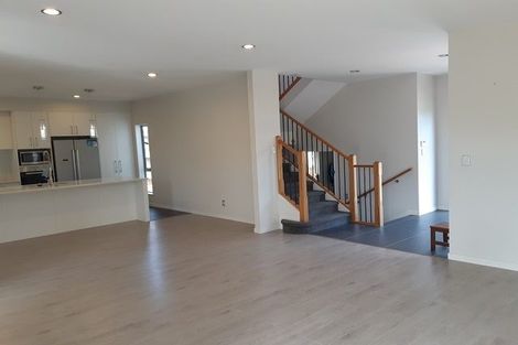 Photo of property in 102 Tamahere Drive, Glenfield, Auckland, 0629