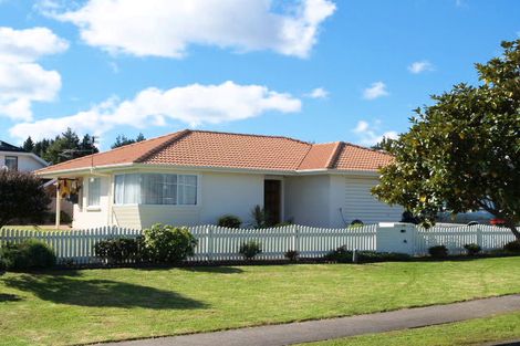 Photo of property in 19 West Fairway, Golflands, Auckland, 2013
