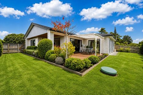 Photo of property in 15 Vogwill Road, Kumeu, 0810
