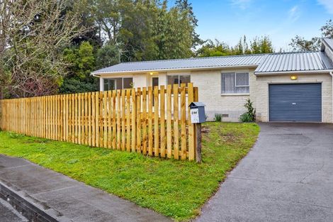 Photo of property in 2/94 Kaurilands Road, Titirangi, Auckland, 0602